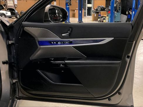 Used 2023 BMW 760i xDrive image 22