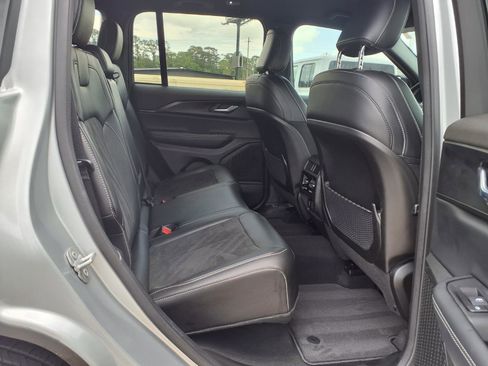 Used 2025 Jeep Grand Cherokee Altitude AWD/4WD image 8