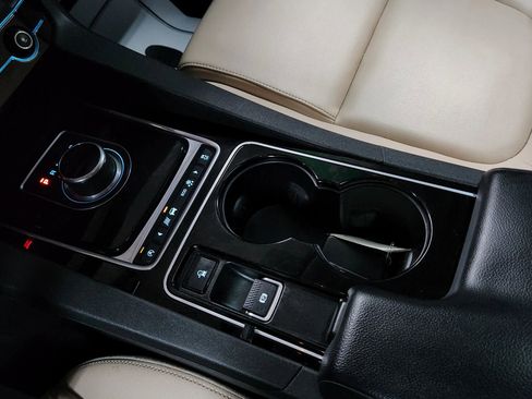 Used 2017 Jaguar F-PACE Premium image 37