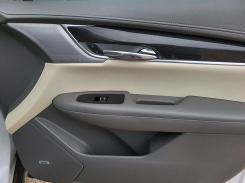 Used 2020 Cadillac XT6 Premium Luxury FWD image 7
