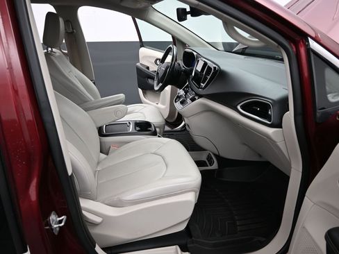 Used 2021 Chrysler Pacifica Touring-L image 16