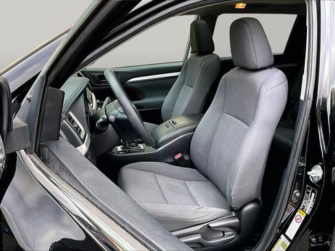 Certified 2019 Toyota Highlander LE w/ Carpet Mat Package (TMS) AWD/4WD image 9