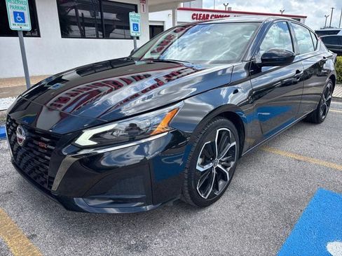 Used 2024 Nissan Altima 2.5 SR FWD image 3