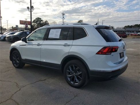 Used 2023 Volkswagen Tiguan SE w/ Panoramic Sunroof Package image 6