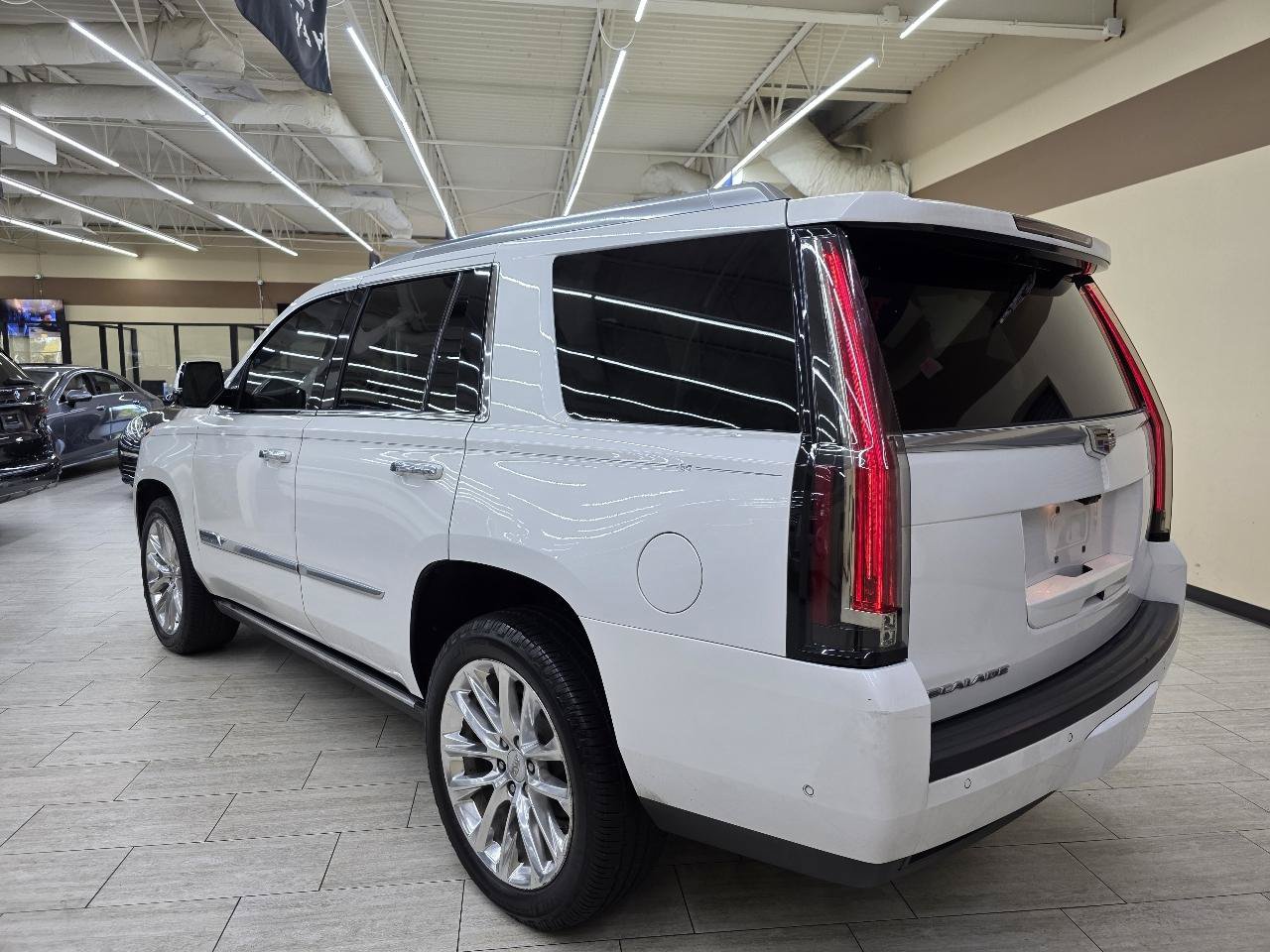 Used 2019 Cadillac Escalade Premium Luxury AWD/4WD image 8