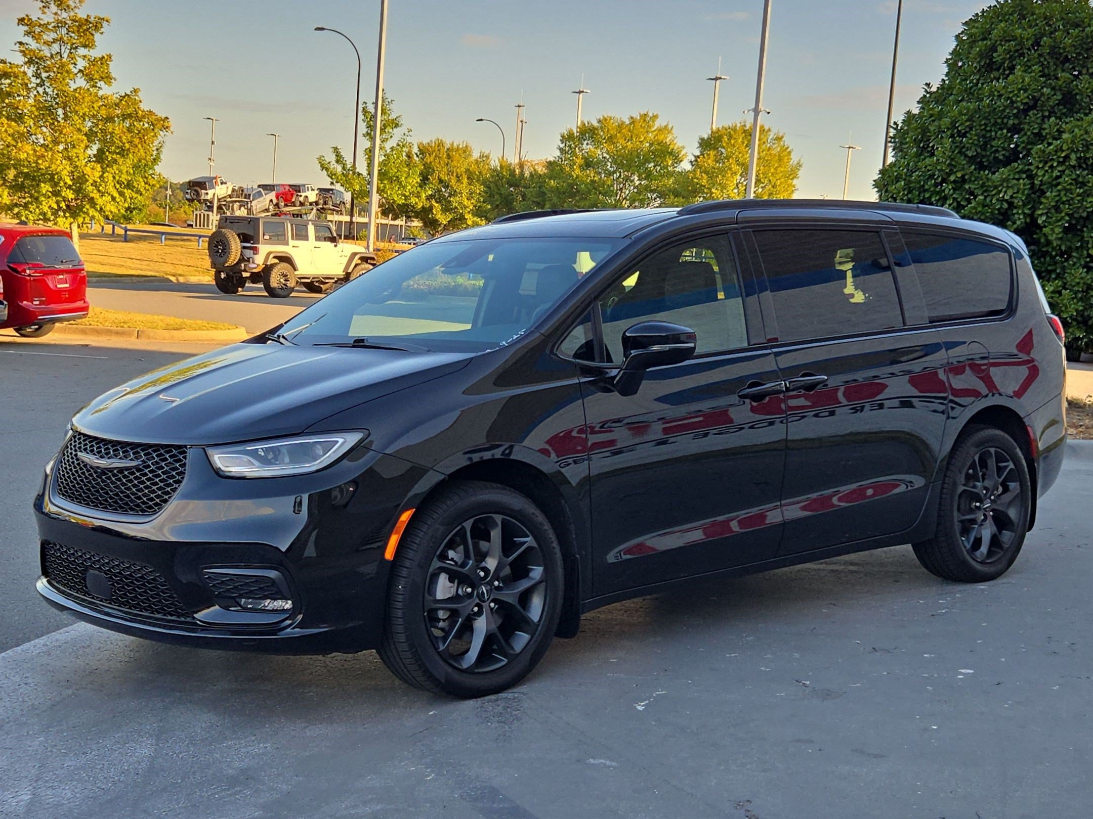 Used 2024 Chrysler Pacifica Touring-L w/ S Appearance Package AWD/4WD image 3