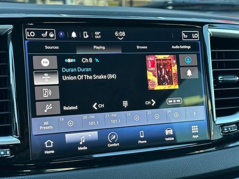 Used 2024 Chrysler Pacifica Touring-L image 16