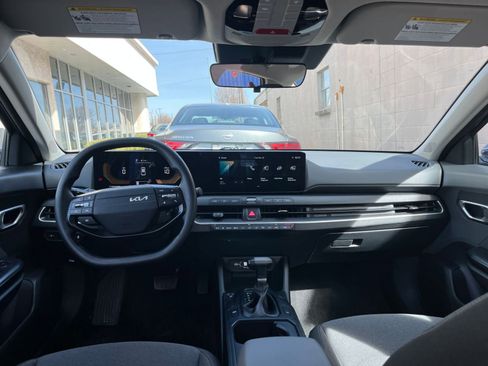 Used 2025 Kia K4 LXS image 32