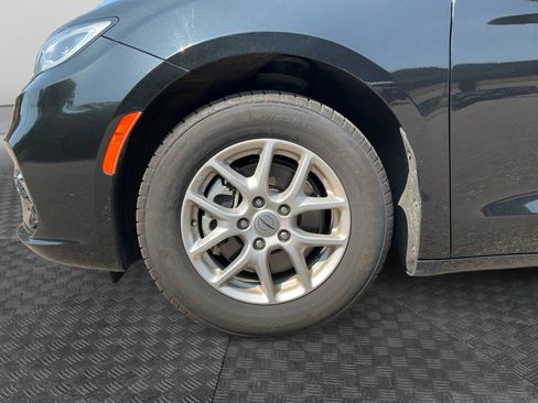 Used 2023 Chrysler Pacifica Touring-L FWD image 16