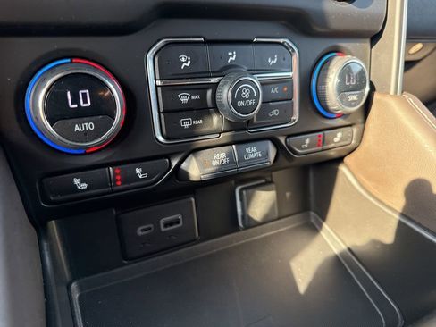 Used 2023 Chevrolet Suburban Z71 w/ Luxury Package image 25