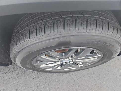 Used 2017 GMC Acadia SLT image 3