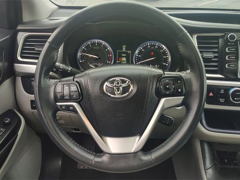 Used 2016 Toyota Highlander XLE image 12