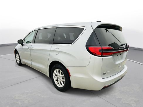 Used 2023 Chrysler Pacifica Touring-L image 37