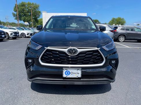 Used 2024 Toyota Highlander LE AWD/4WD image 3