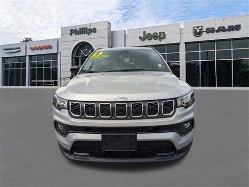 Certified 2025 Jeep Compass Latitude image 8