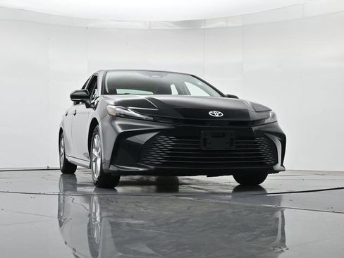 Used 2025 Toyota Camry LE FWD image 34