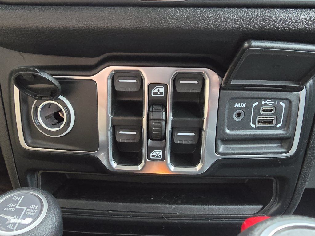 Used 2024 Jeep Wrangler Unlimited w/ Convenience Group AWD/4WD image 31