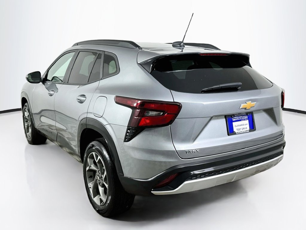 Used 2025 Chevrolet Trax LT w/ LT Convenience Package FWD image 6