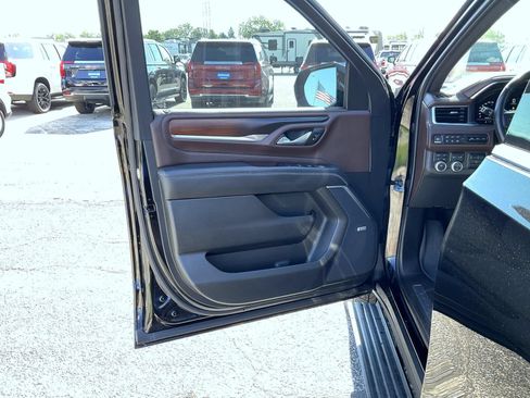 Certified 2022 GMC Yukon XL Denali w/ Denali Premium Package AWD/4WD image 9