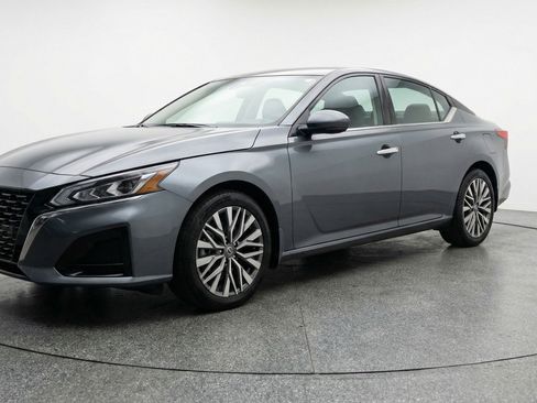 Used 2025 Nissan Altima 2.5 SV image 3
