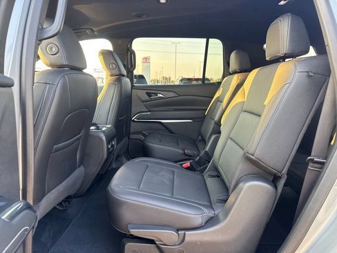 Used 2025 Chevrolet Traverse LT FWD image 14