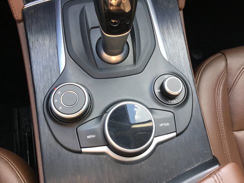 Used 2019 Alfa Romeo Stelvio AWD image 32
