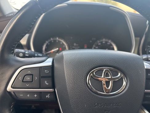 Used 2022 Toyota Highlander XLE image 17