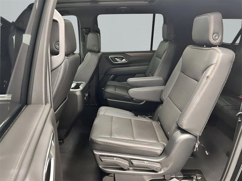 Used 2022 Chevrolet Suburban High Country image 11