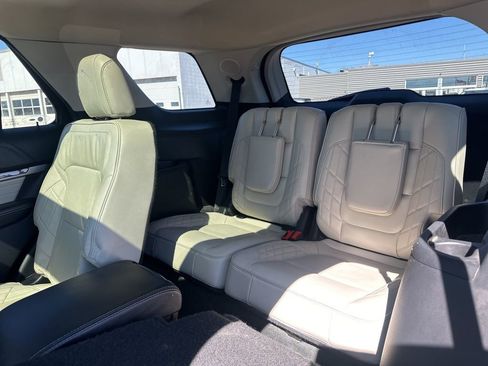 Used 2016 Ford Explorer Platinum image 29