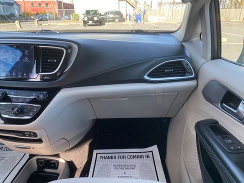 Used 2018 Chrysler Pacifica Touring Plus image 29