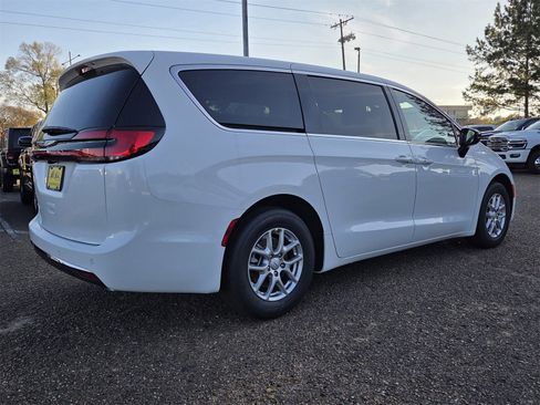 New 2026 Chrysler Pacifica Select image 3