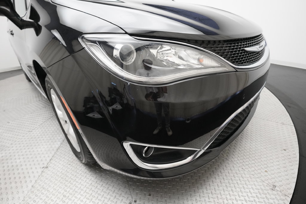 Used 2017 Chrysler Pacifica Touring-L Plus FWD image 24