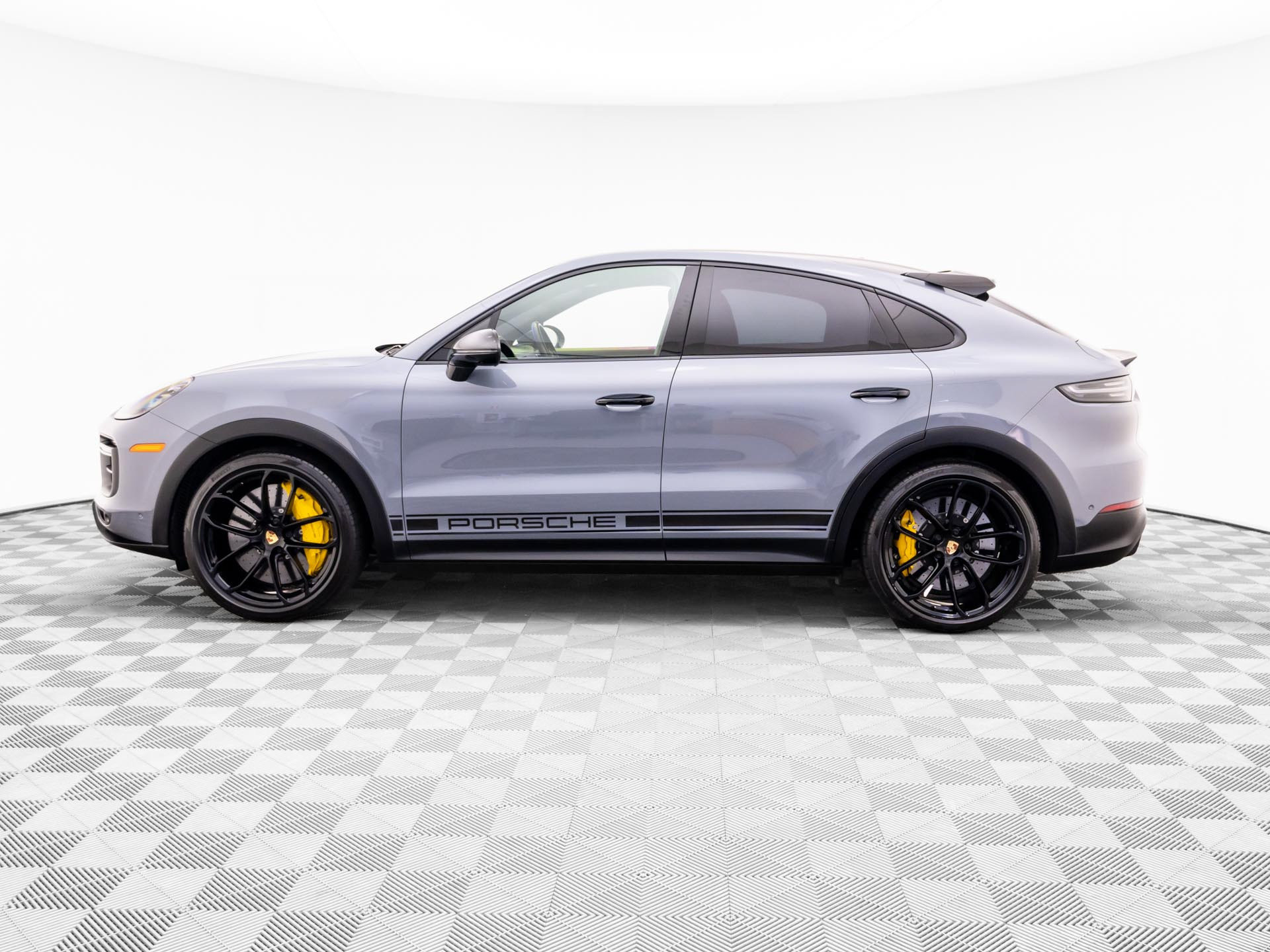 Used 2023 Porsche Cayenne Turbo GT AWD/4WD image 2