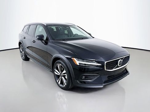 Used 2025 Volvo V60 B5 Cross Country Plus AWD/4WD image 1