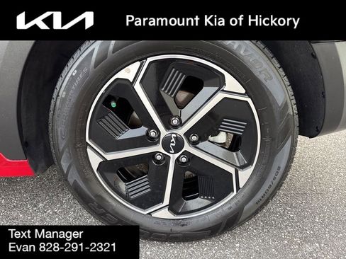 Used 2023 Kia Niro LX image 9