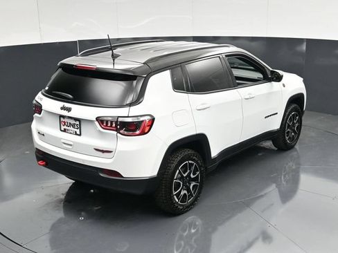 Used 2025 Jeep Compass Trailhawk AWD/4WD image 45
