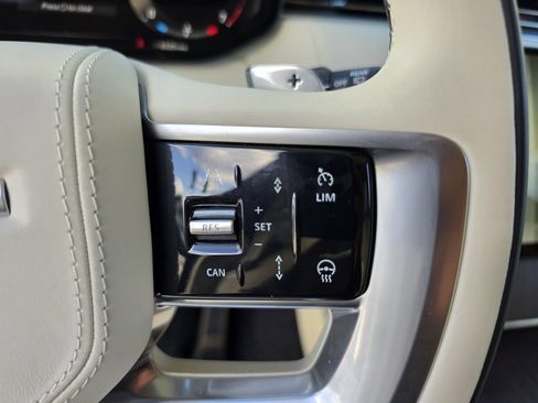 Used 2025 Land Rover Range Rover SE AWD/4WD image 18