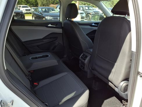 Certified 2024 Volkswagen Taos SE w/ Panoramic Sunroof Package image 24