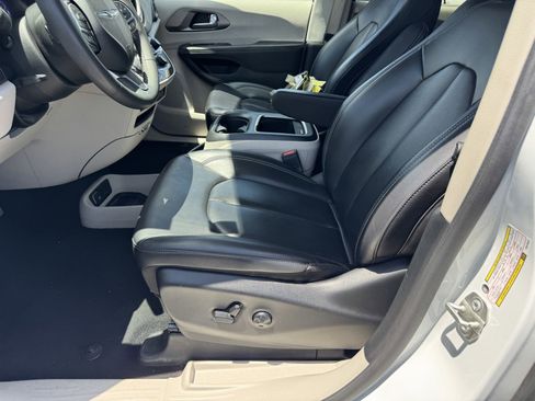 Used 2023 Chrysler Pacifica Touring-L FWD image 16