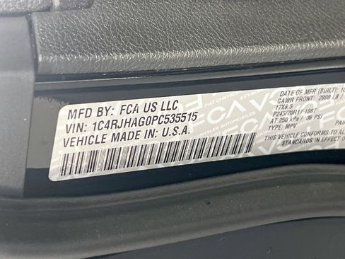 Used 2023 Jeep Grand Cherokee Laredo AWD/4WD image 29
