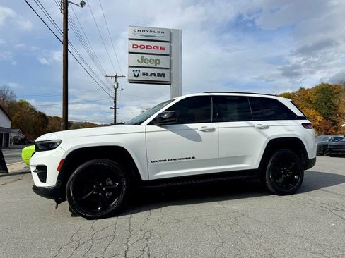 Used 2022 Jeep Grand Cherokee Altitude image 5
