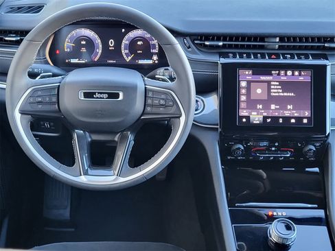 Used 2023 Jeep Grand Cherokee L Laredo image 24