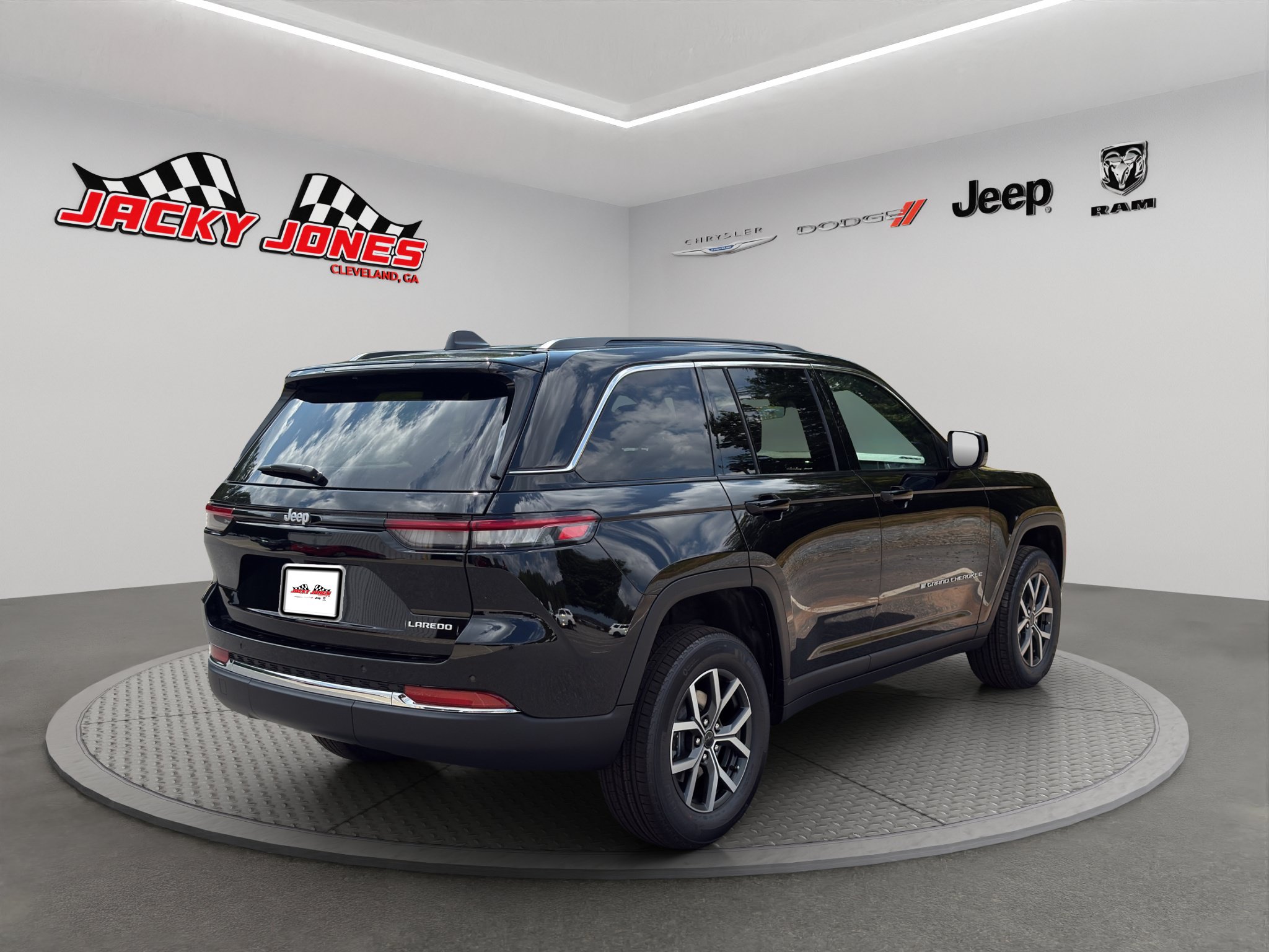 New 2027 Jeep Grand Cherokee Laredo X RWD image 9
