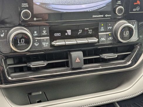 Used 2022 Toyota Highlander XLE FWD image 24