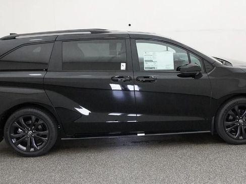 New 2026 Toyota Sienna XSE FWD image 11