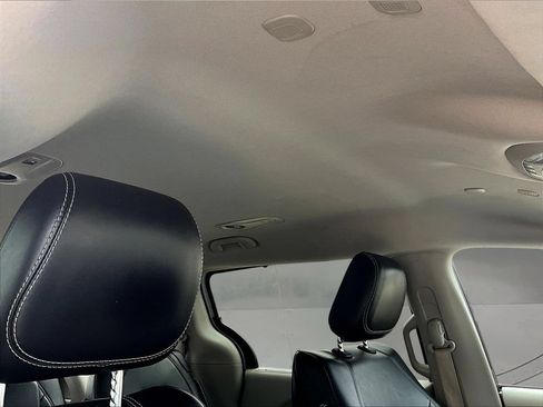 Used 2024 Chrysler Pacifica Touring-L FWD image 31