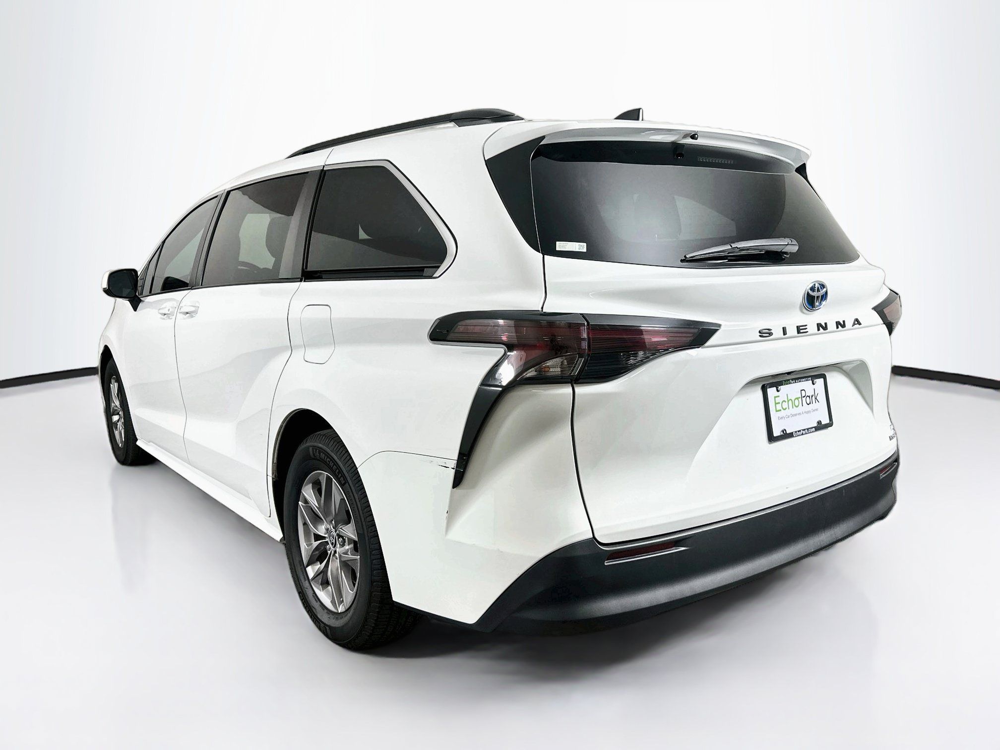 Used 2024 Toyota Sienna LE FWD image 5