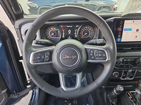 Used 2025 Jeep Wrangler Unlimited Sahara AWD/4WD image 20