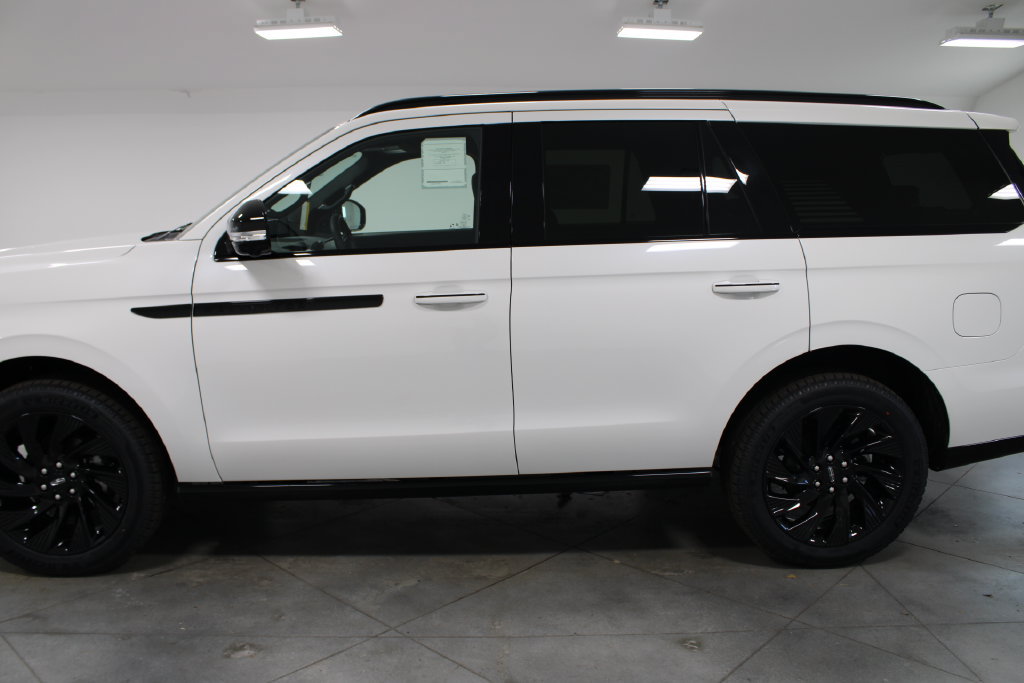 New 2026 Lincoln Navigator Reserve w/ Jet Appearance Package AWD/4WD image 5