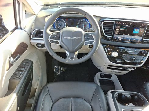 Certified 2024 Chrysler Pacifica Touring-L image 12